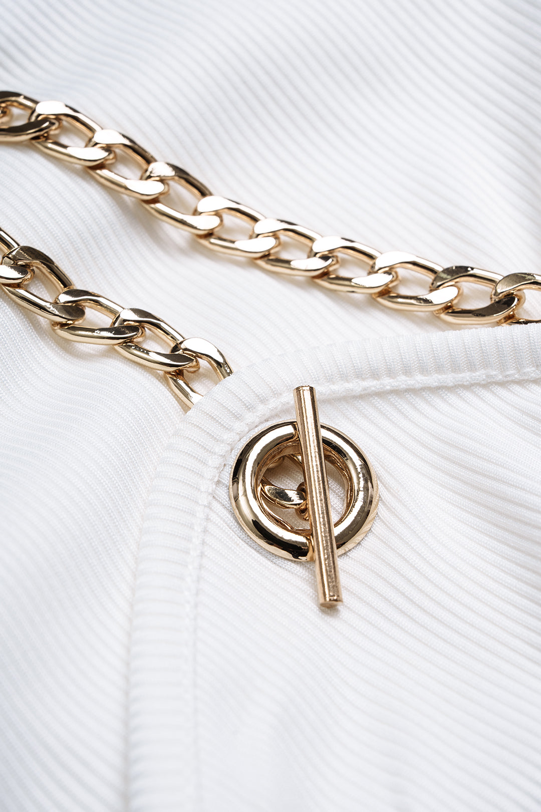 Metallic-Tanktop mit Kettendetail und offenem Rücken