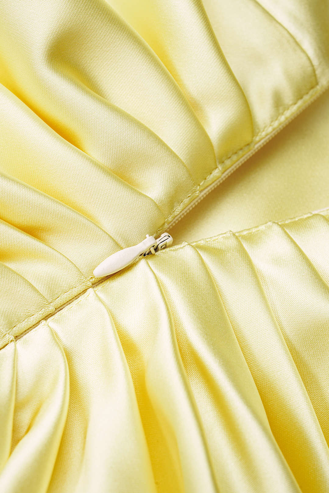 Satin drapiertes ärmelloses Midikleid mit Wasserfallausschnitt