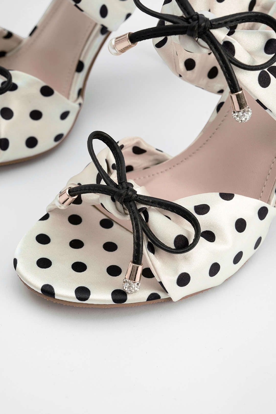 Gepunktete Schleifen-Sandalen mit offener Spitze