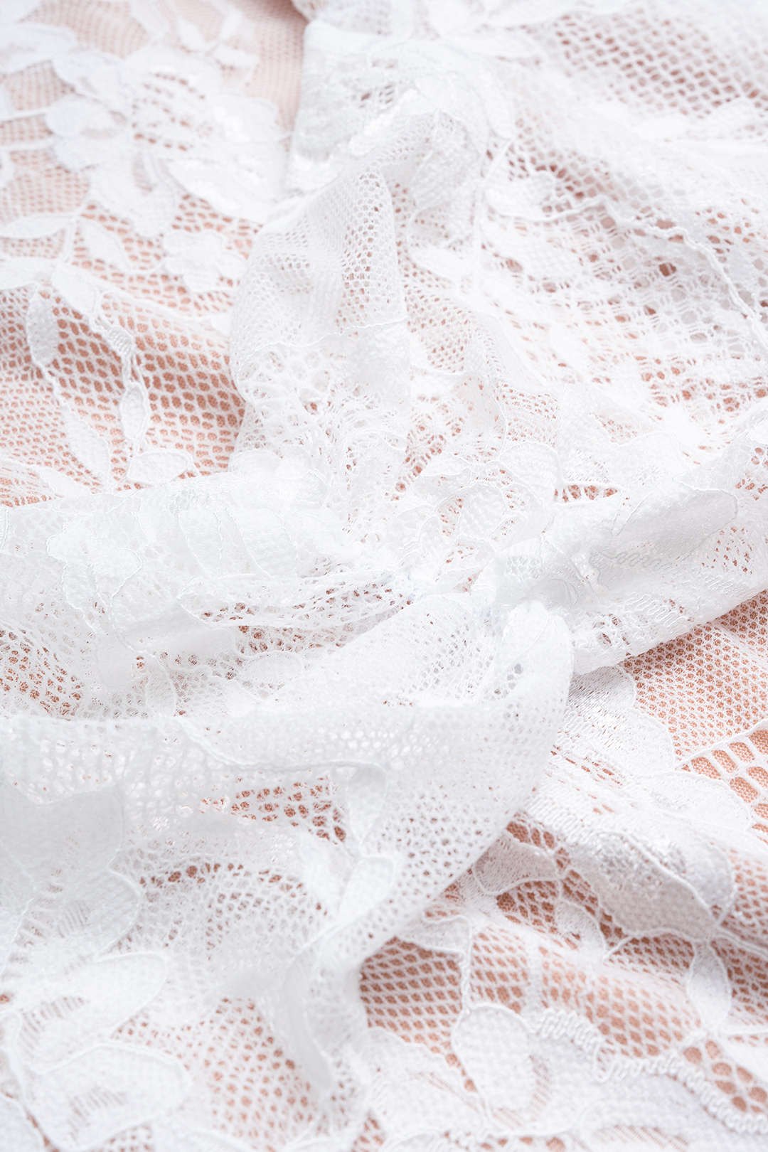 Robe longue bustier froncée à bordure en dentelle