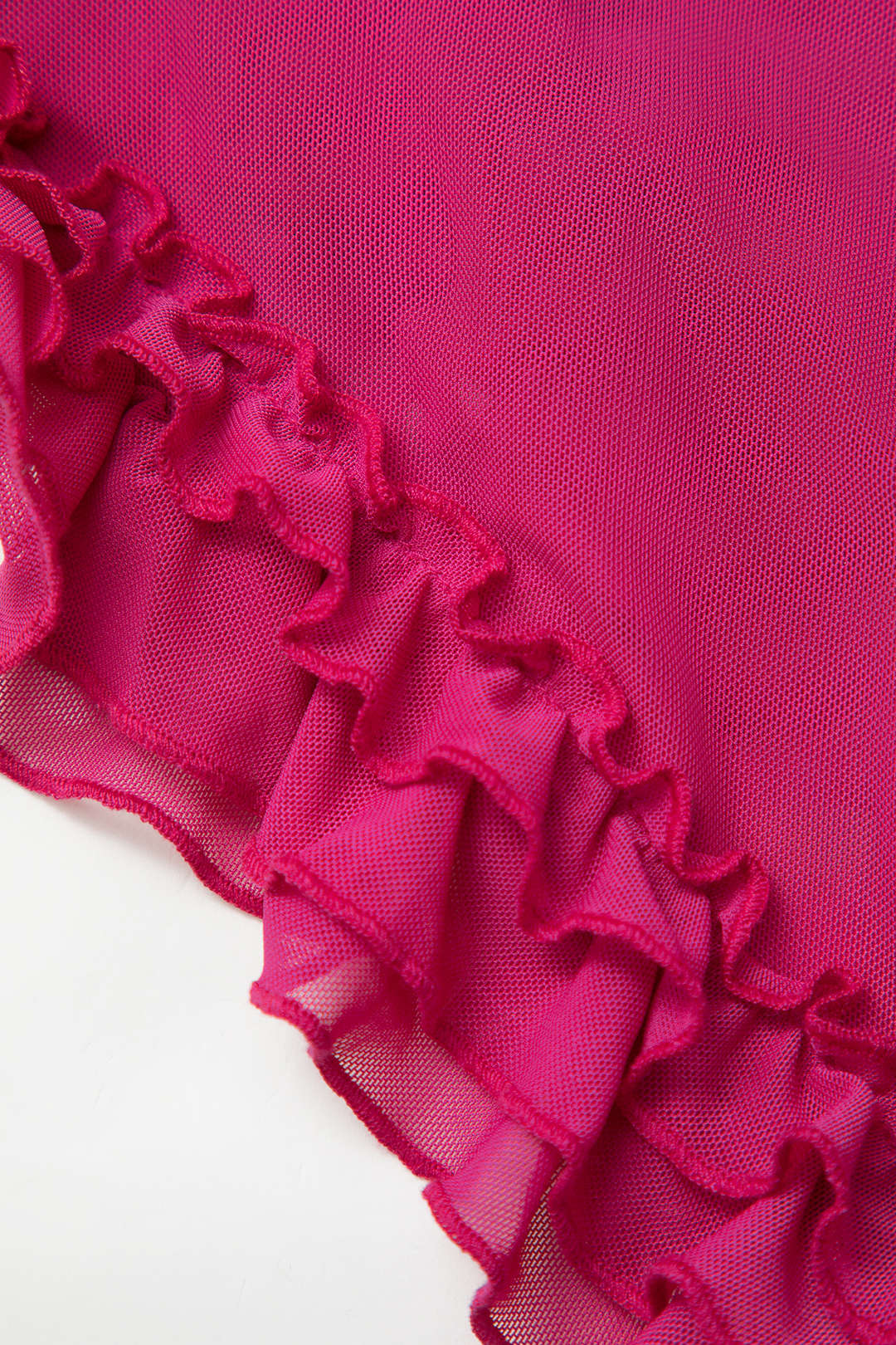 Mini-Kleid mit transparentem Netzstoff, Rüschensaum, asymmetrischem Schnitt und überkreuztem Rückenausschnitt