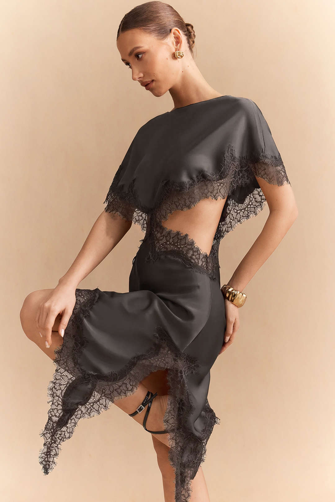 Robe midi à manches courtes découpée en satin patchwork et dentelle