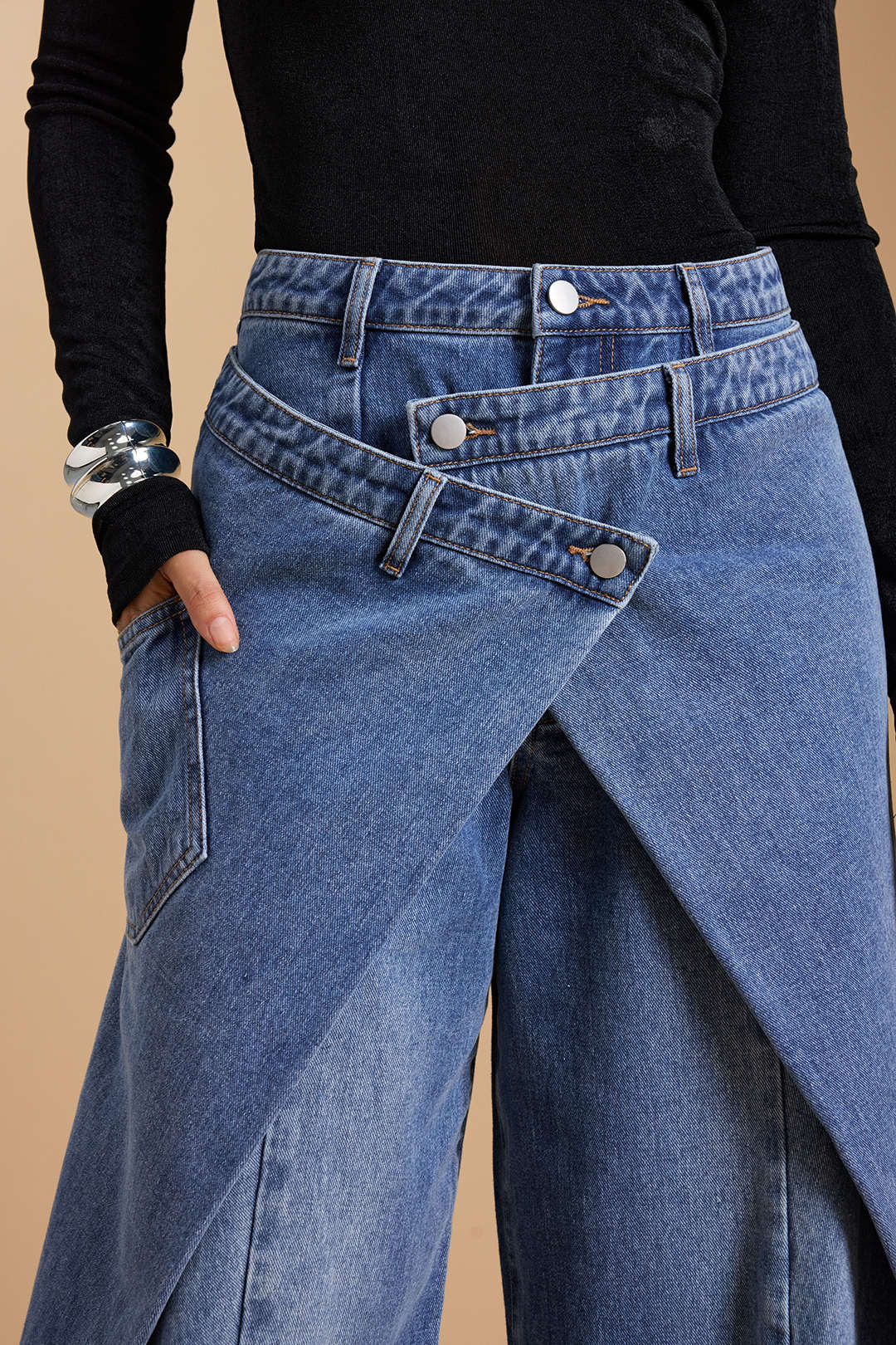 Asymmetrische Jeans mit Knöpfen aus Denim