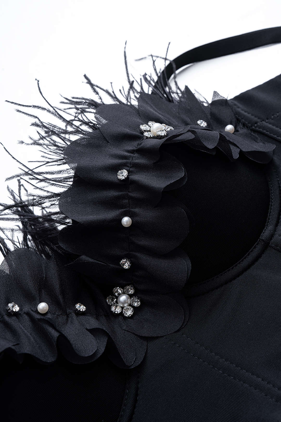 Haut caraco à boucle fleur 3D avec perles et strass
