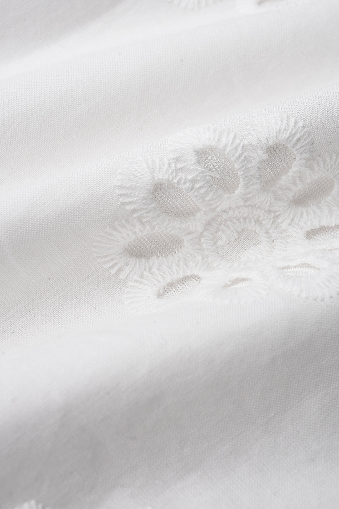 Mini-robe dos nu à manches courtes et col rond ajouré