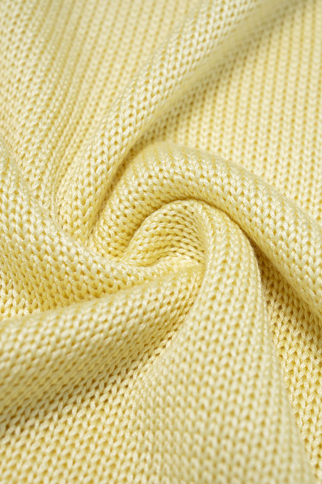 Gestricktes ärmelloses Kleid mit offener Strickart, verdrehtem Knoten und Rückenausschnitt