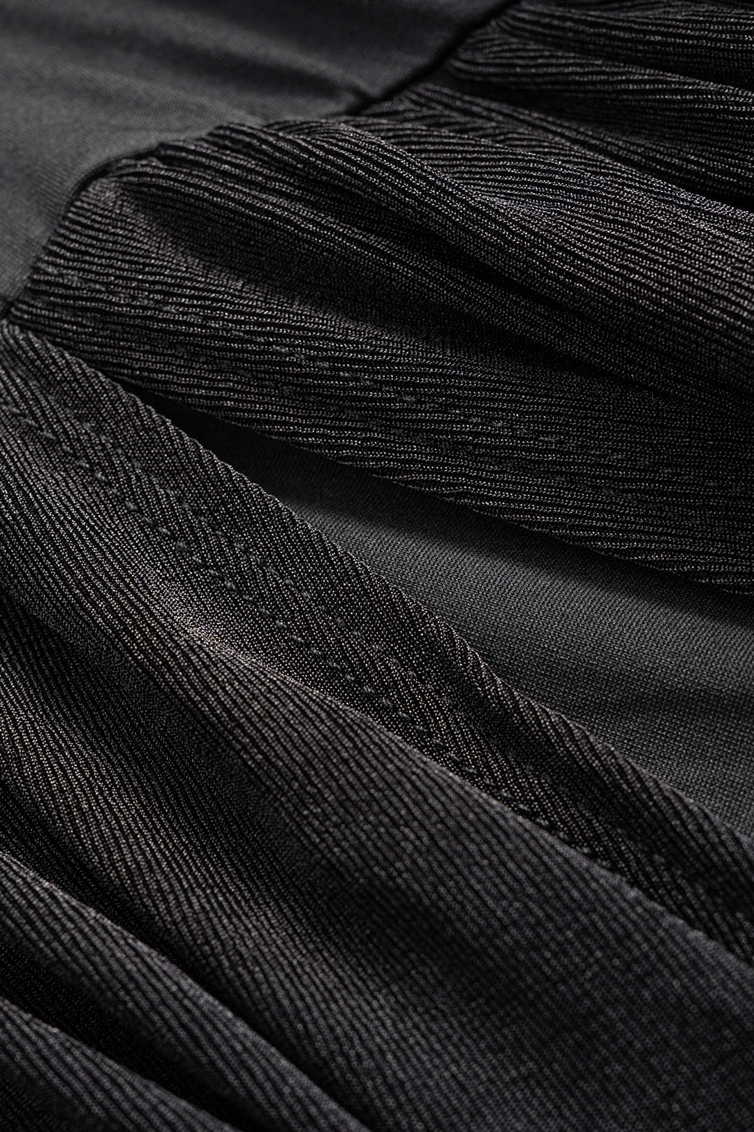 Minikleid mit langen Ärmeln und metallisch glänzenden Cut-Outs
