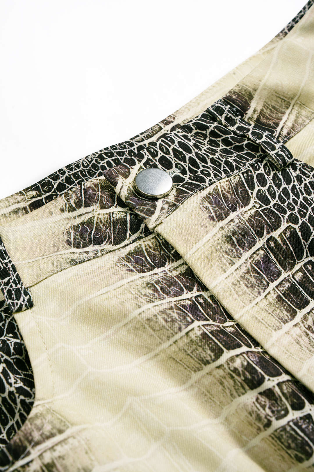 Shorts mit geradem Bein und Schlangenlederprint