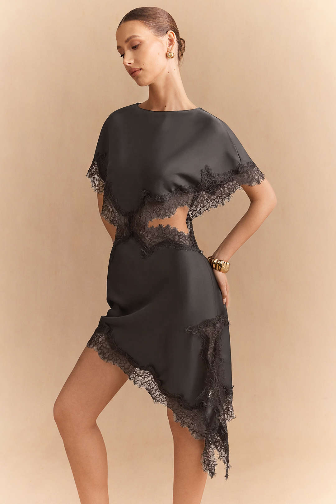 Robe midi à manches courtes découpée en satin patchwork et dentelle