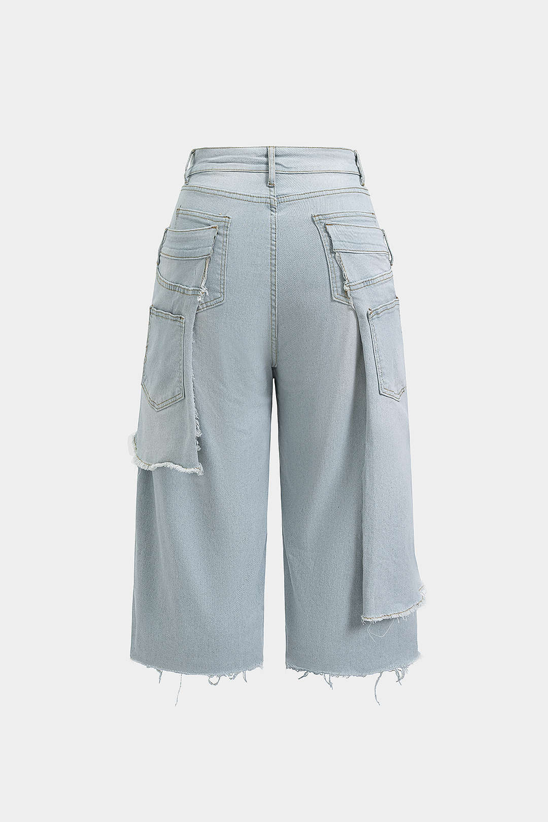 Jeans-Shorts mit doppeltem Bund, asymmetrischem Schnitt und ausgefransten Details