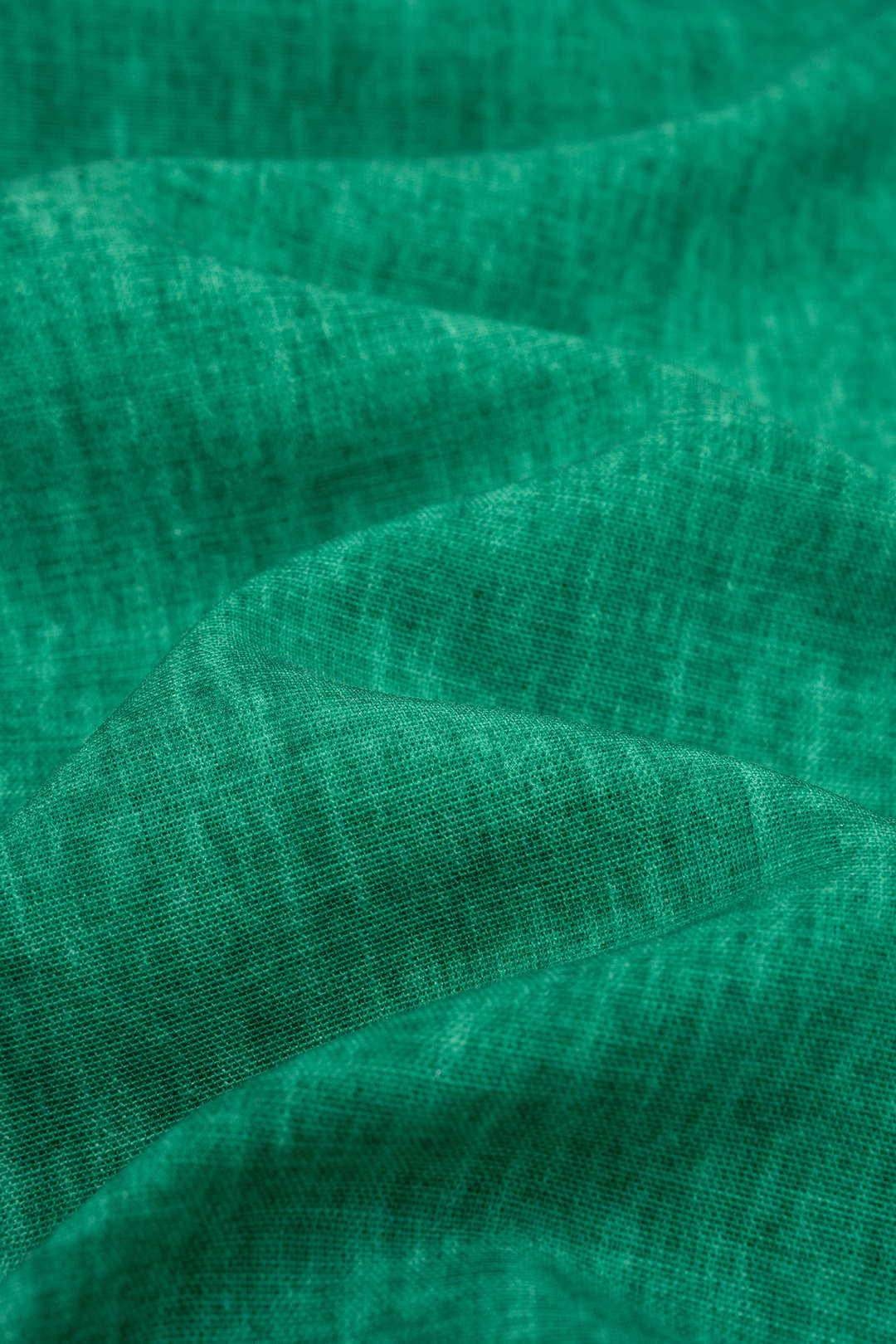 Ärmelloses Mini-Kleid mit asymmetrischer Metallkette