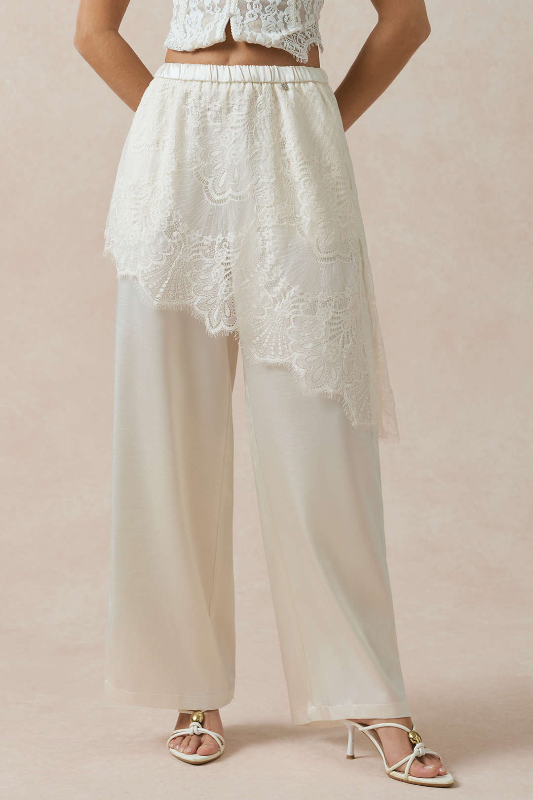 Satin-Patchwork-Hose mit Spitzenbesatz und asymmetrischem Saum