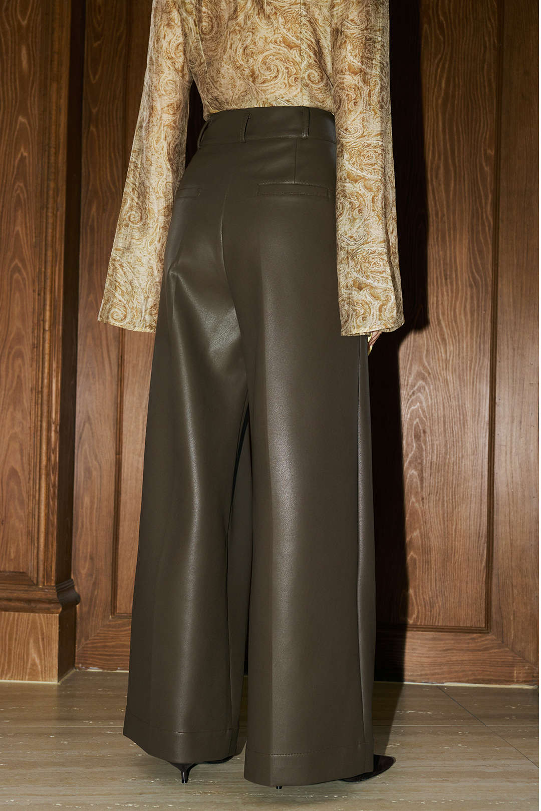 Hose aus Kunstleder mit Metallic-Knöpfen und geradem Bein