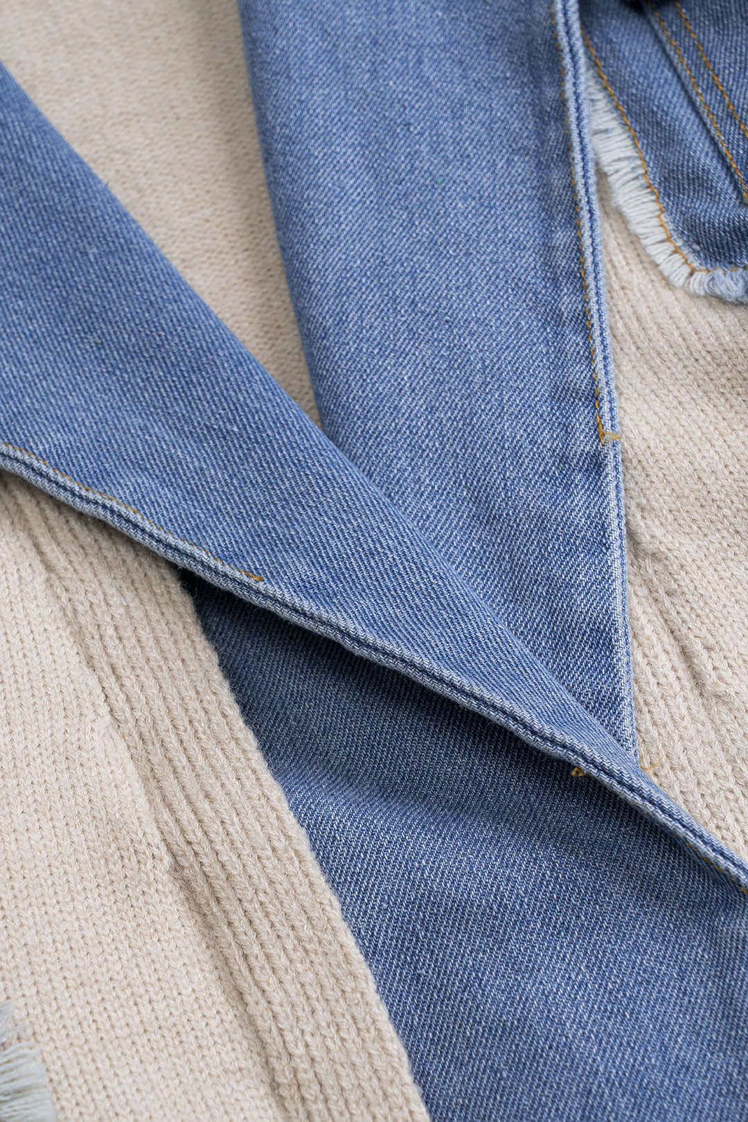 Cardigan mit Rissen und Patchwork-Taschen