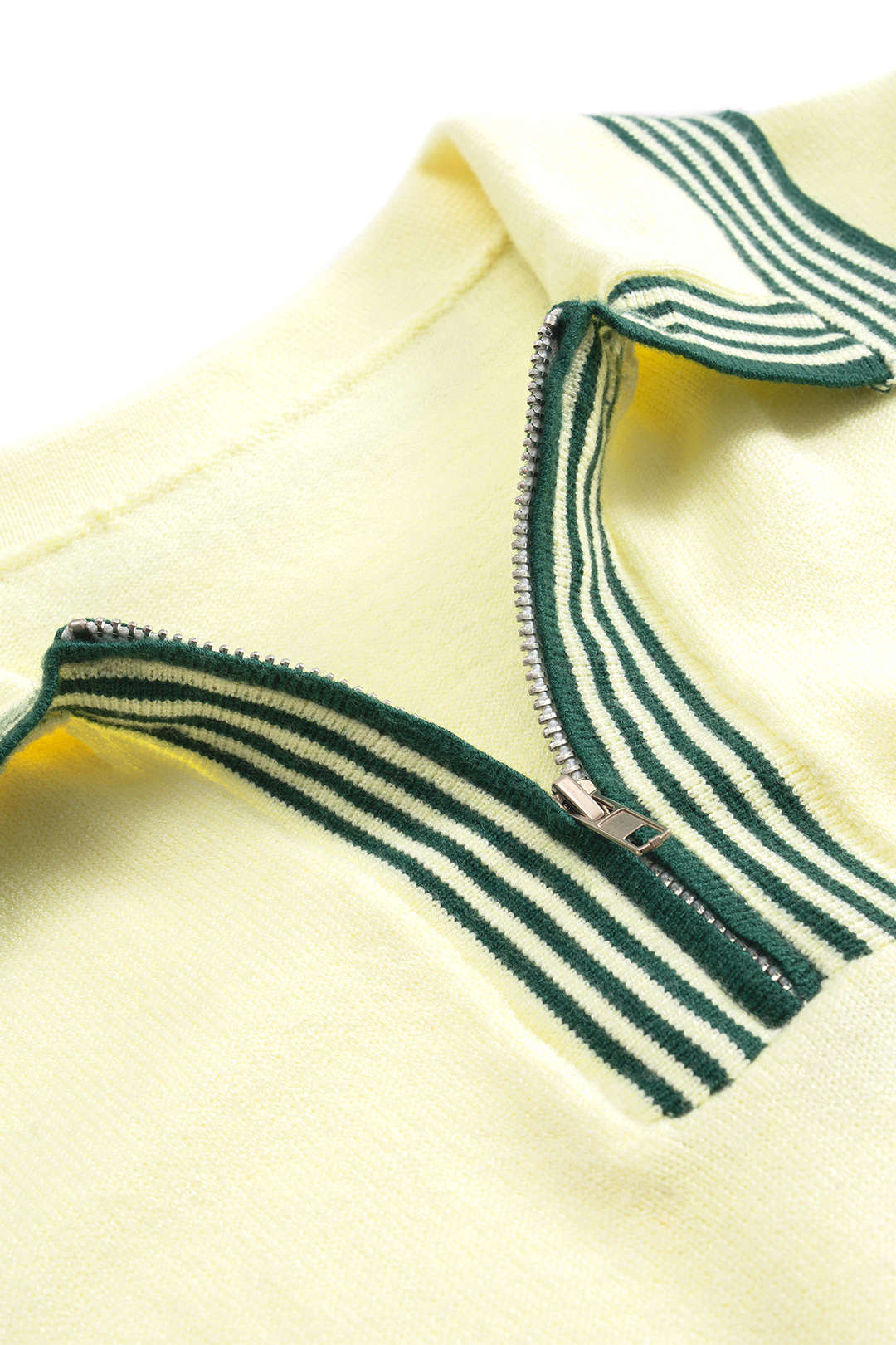 Robe courte en maille à revers contrastants et manches courtes