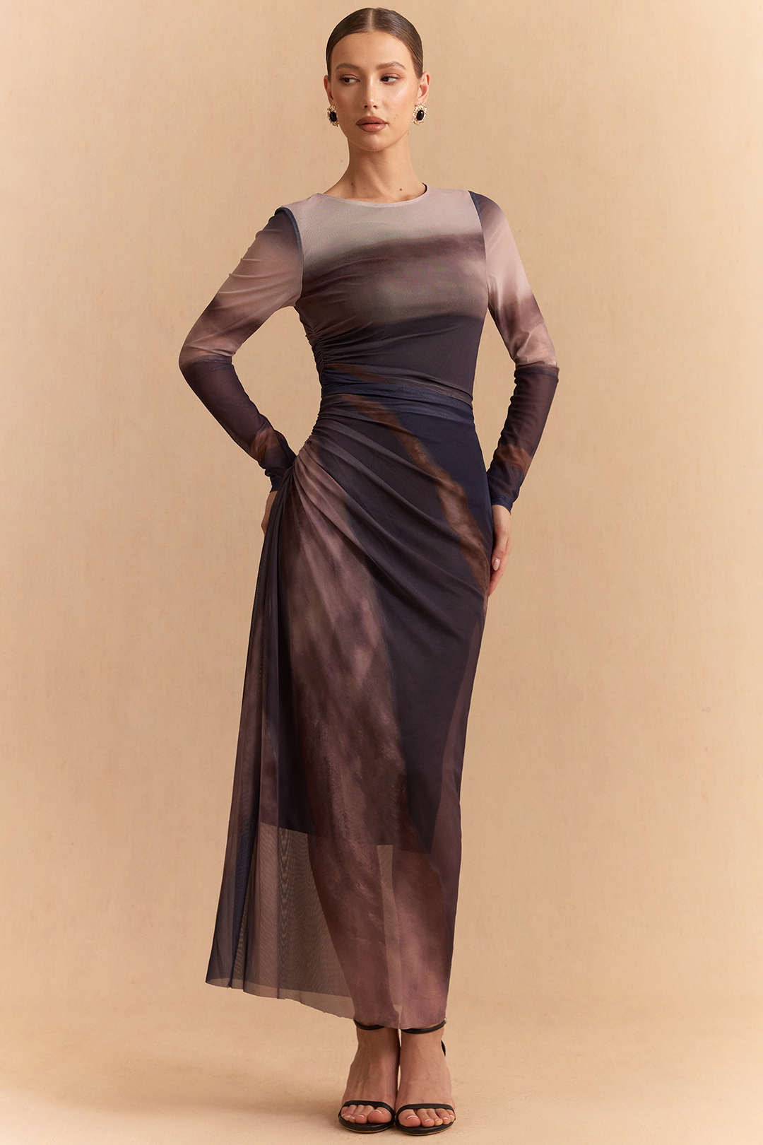 Mesh-Maxikleid mit Batikmuster, gerafftem Oberteil und langen Ärmeln