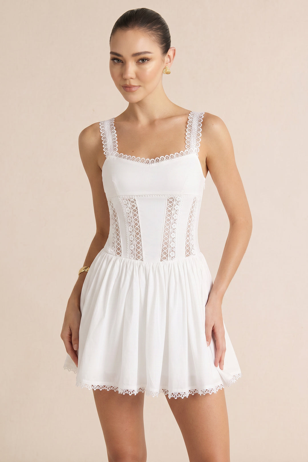 Spitzenbesetztes, ausgeschnittenes, gerafftes ärmelloses Minikleid