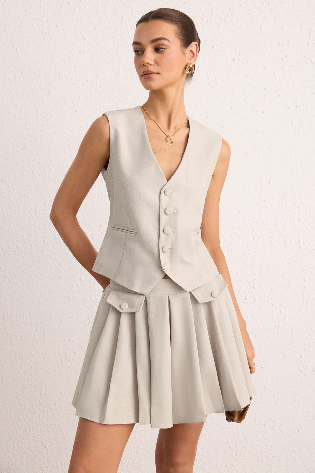 Ensemble gilet boutonné col en V et jupe plissée