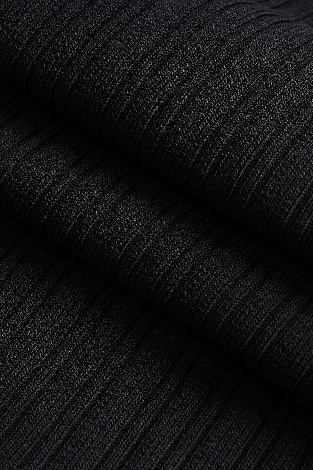 Gestricktes Kleid mit Revers und kurzen Ärmeln