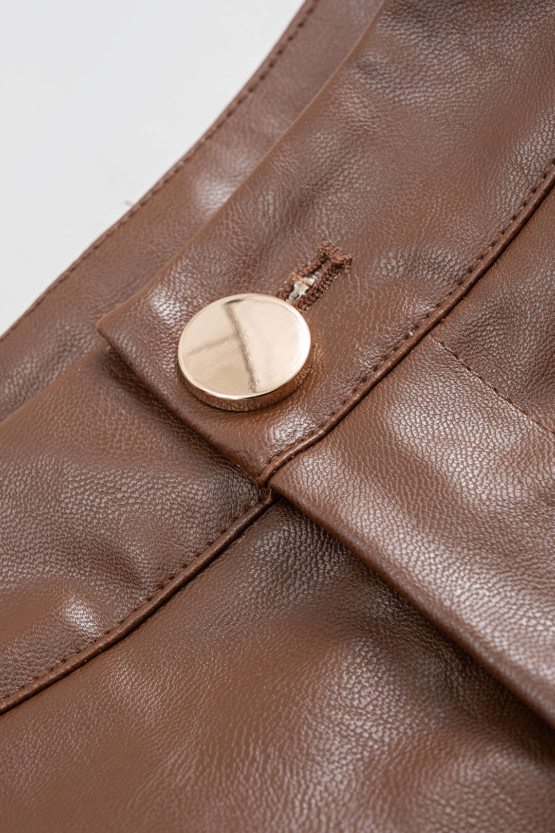 Hose aus Kunstleder mit gerafften Taschen und weitem Bein