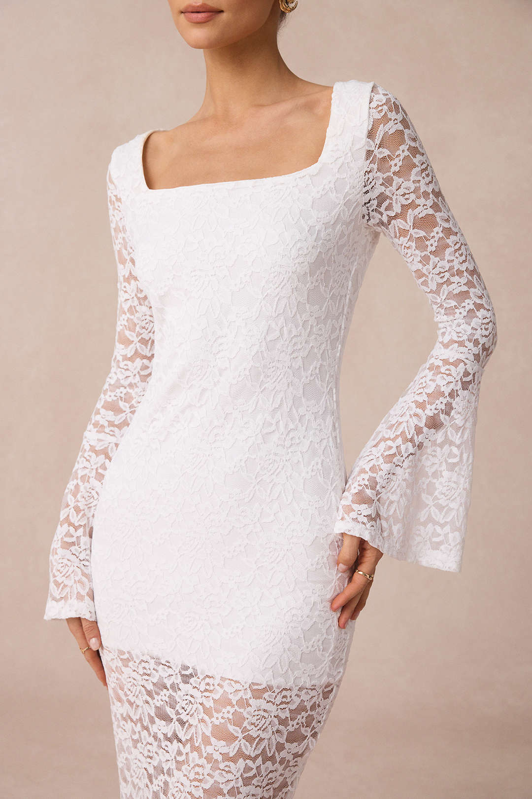Robe longue à manches longues évasées, en dentelle patchwork et encolure carrée