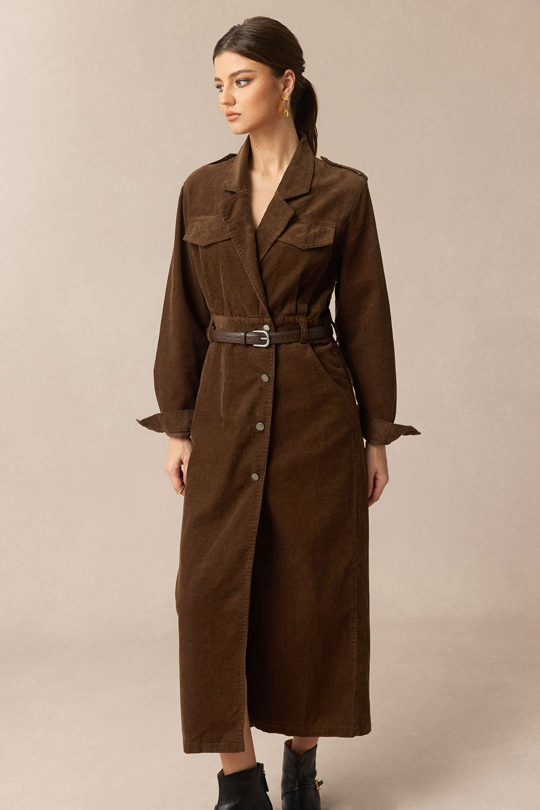 Kord Midikleid mit gekerbtem Revers, geknöpften Taschen und Gürtel