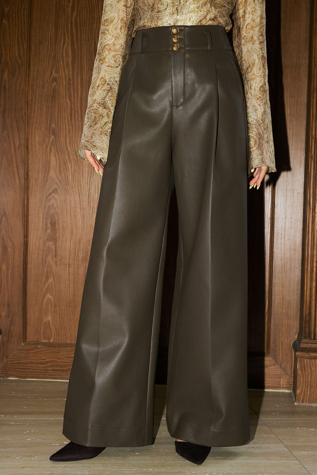 Hose aus Kunstleder mit Metallic-Knöpfen und geradem Bein