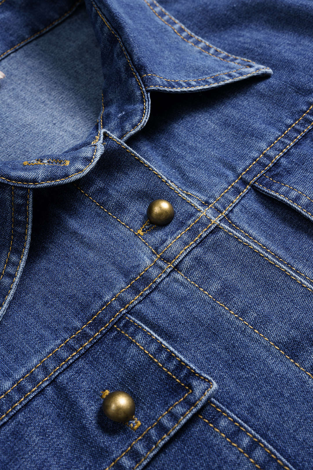 Jeanshemd mit Knöpfen, kontrastierenden Ziernähten und langen Ärmeln
