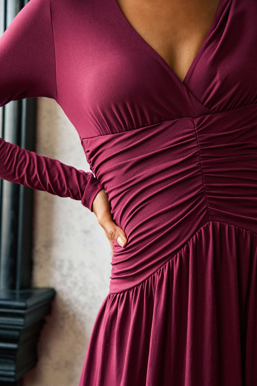 Gerüschtes V-Ausschnitt Langarm Maxikleid