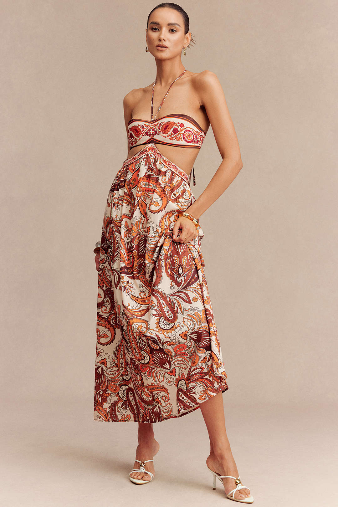 Robe longue sans manches rétro avec imprimé, col montant, découpes au dos, dos nu et lien à nouer