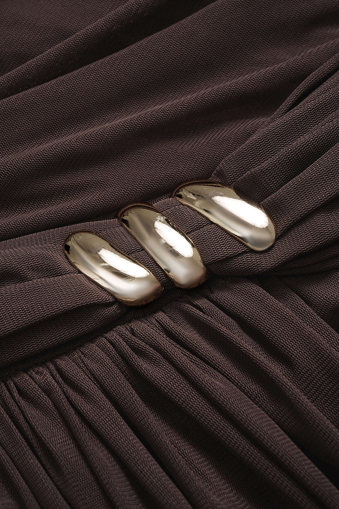 Gerüschtes asymmetrisches Minikleid mit kurzen Ärmeln