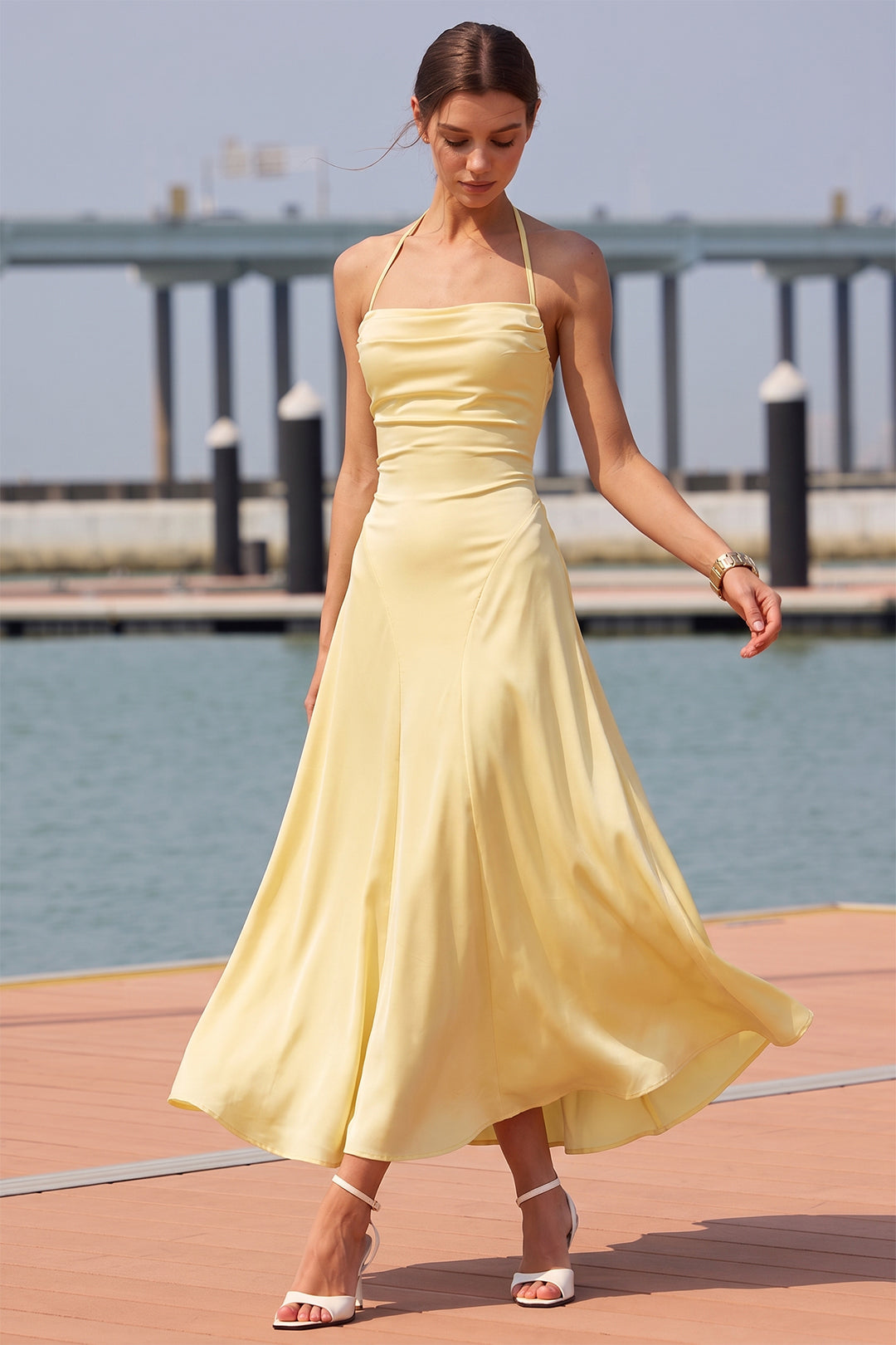 Ärmelloses Maxi-Satin-Kleid mit gekreuztem Rückenausschnitt