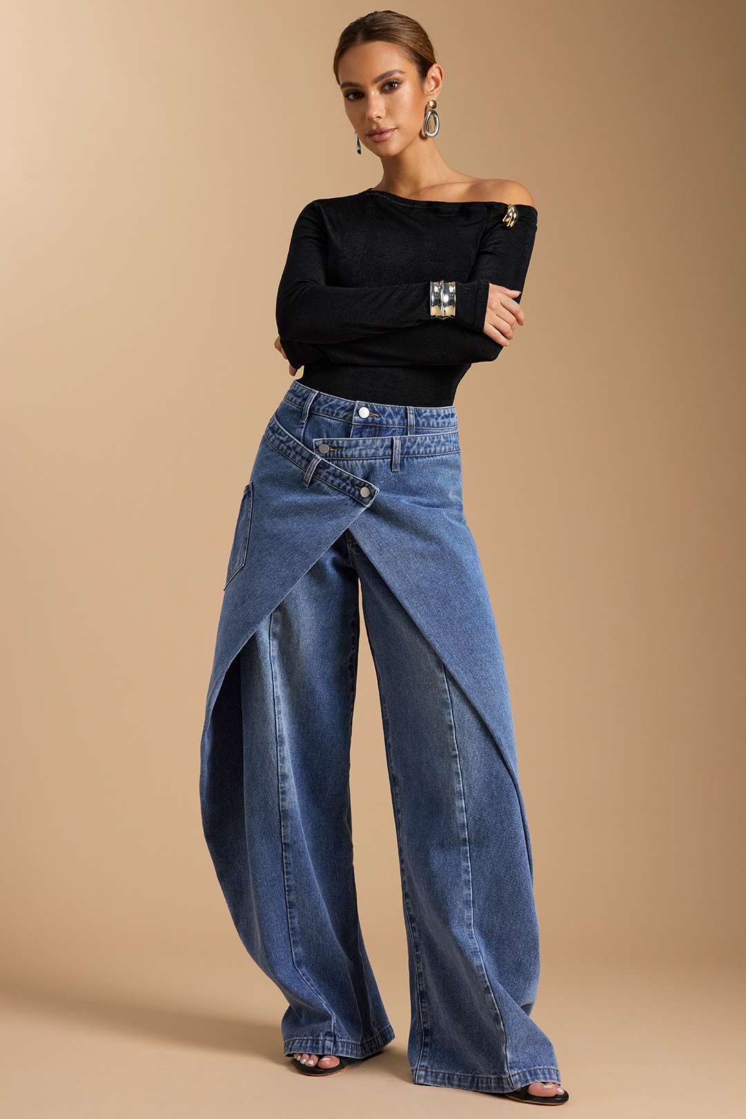Asymmetrische Jeans mit Knöpfen aus Denim