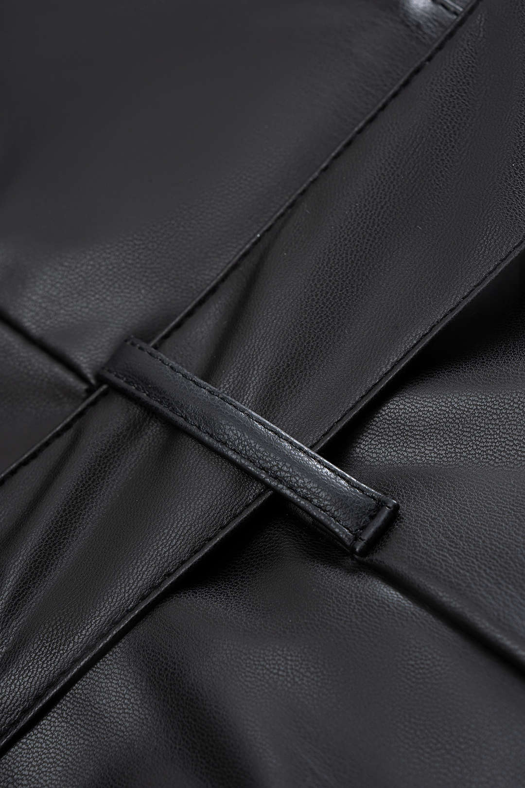 Ärmelloses Midikleid aus Kunstleder mit Knopfleiste und Gürtel