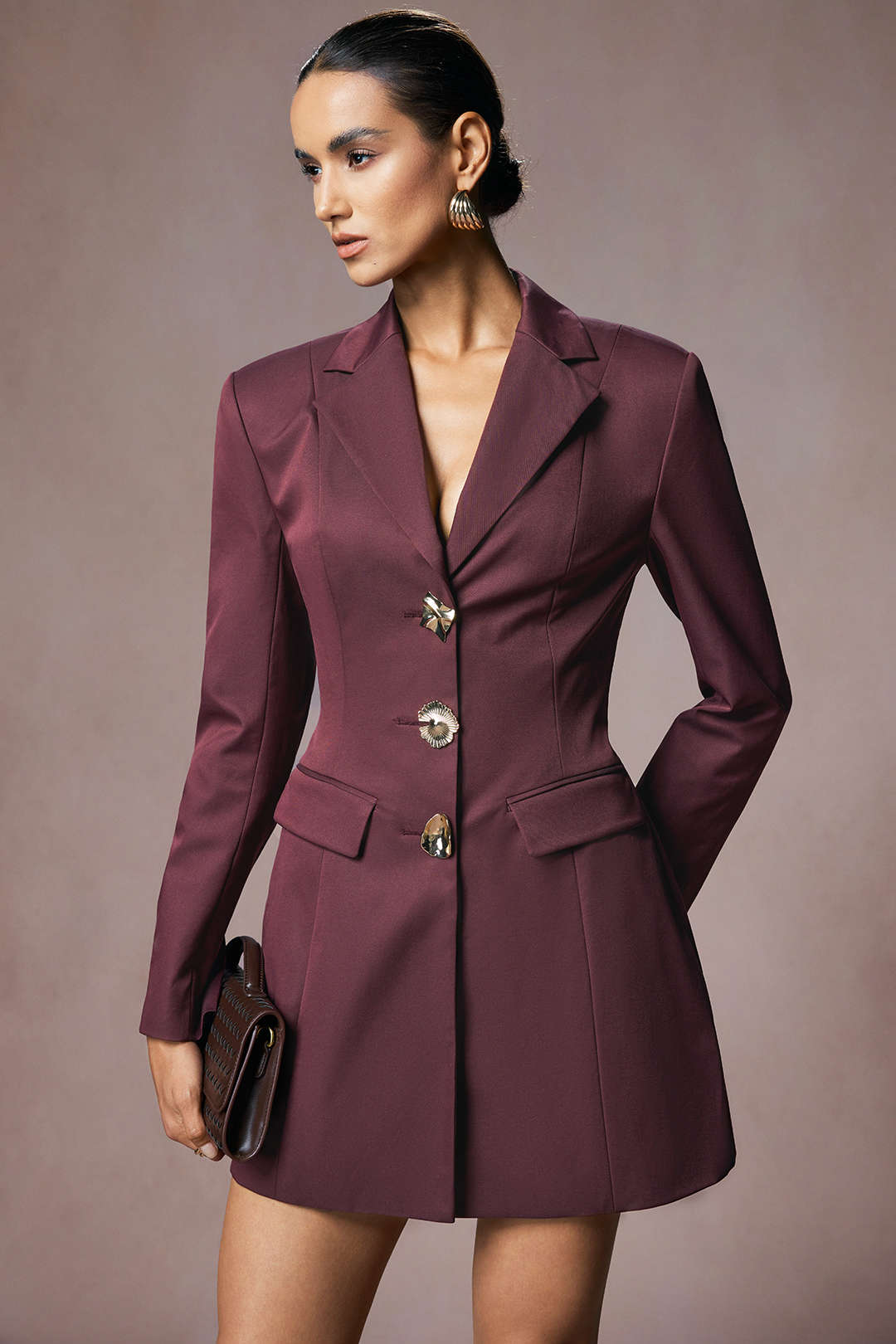 Mini-Kleid mit gekerbtem Revers, irregulärer Knopfleiste und langen Ärmeln