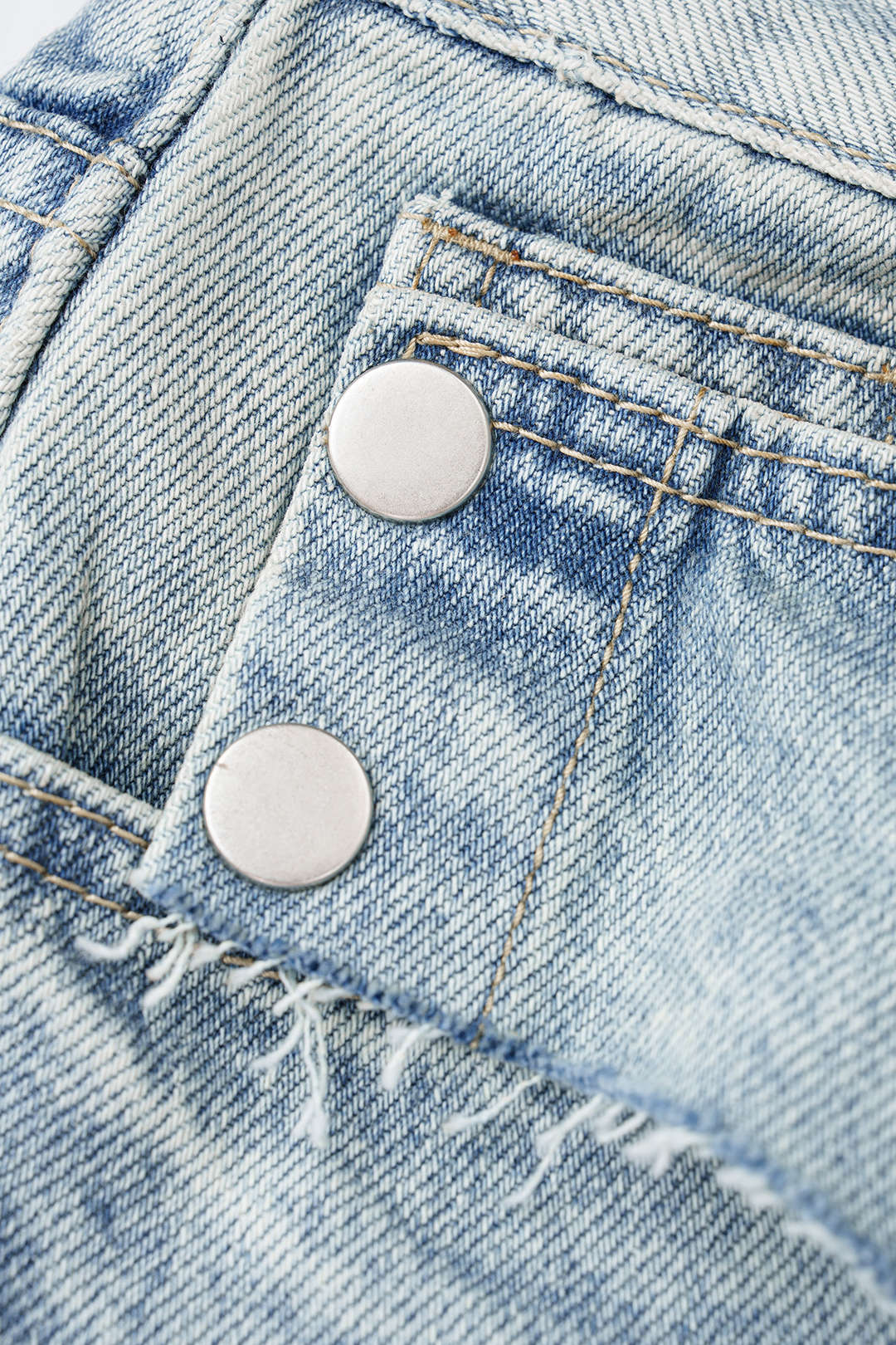 Jeans-Shorts mit asymmetrischem Reißverschluss und Rissen