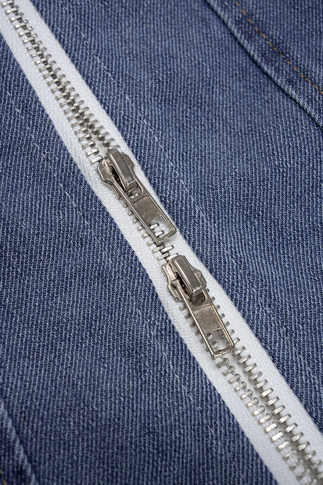 Denim-Patchwork-Stehkragen-Reißverschluss-Kurzarm-Oberteil und Jeans-Set mit geraffter Taille und Tunnelzug