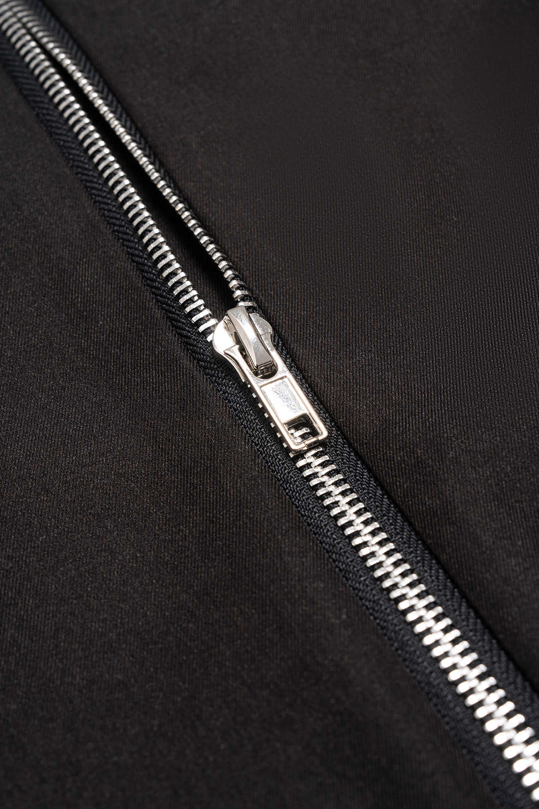 Pantalon large à fermeture éclair asymétrique