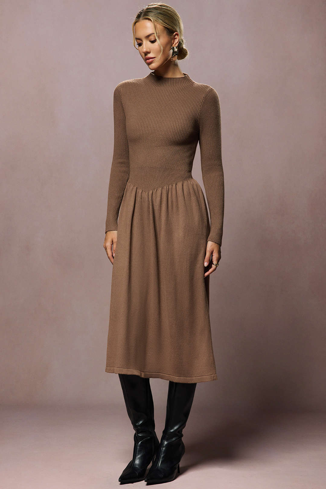 Geripptes, gerafftes, hochtailliertes Midikleid mit langen Ärmeln