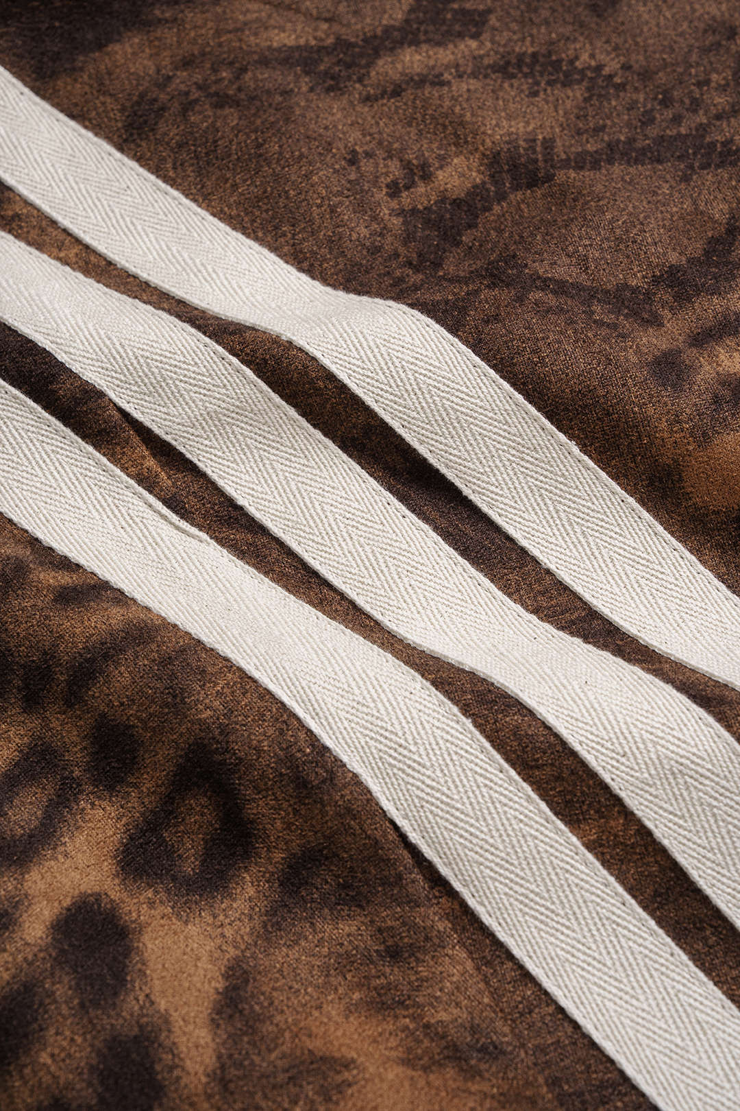 Wildlederhose mit Leopardenmuster und weitem Bein