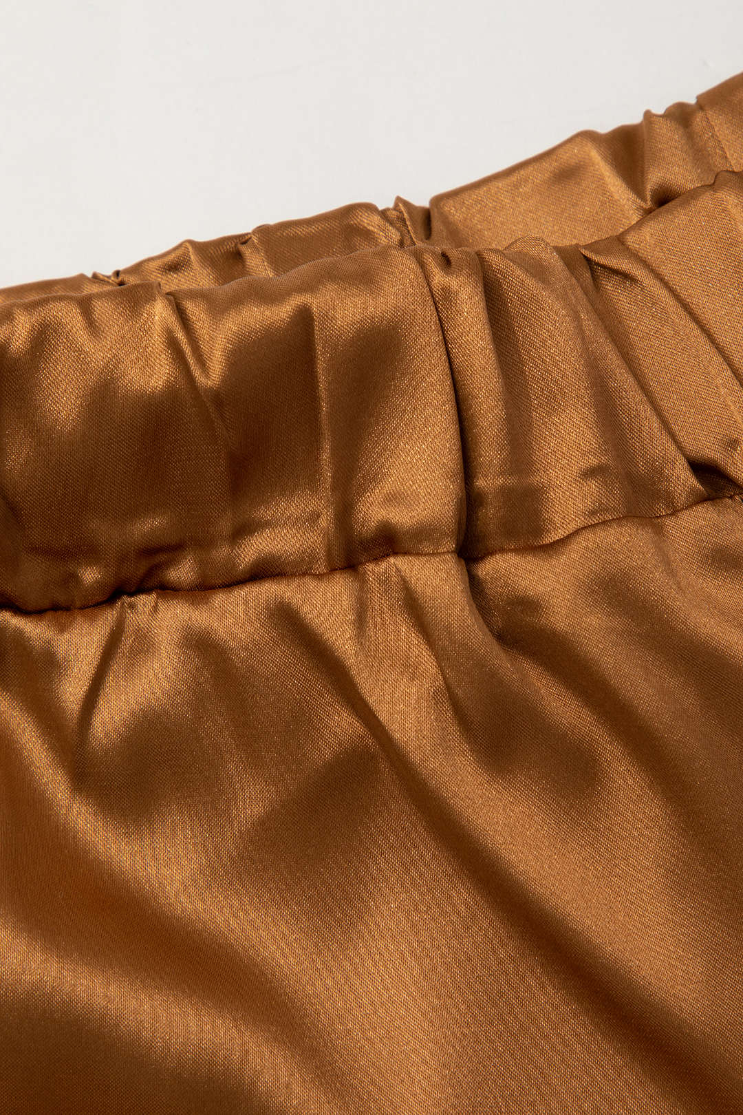 Ensemble chemise à manches longues boutonnée en satin et pantalon