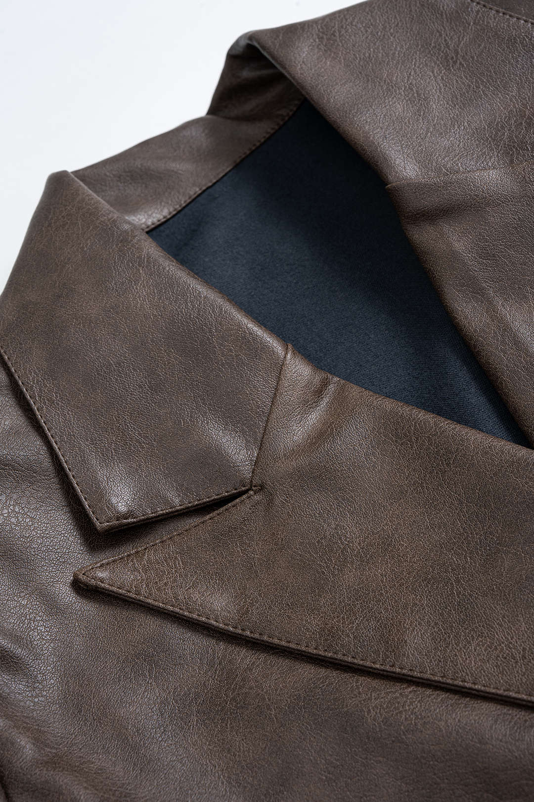 Set aus Kunstlederjacke mit Cut-Outs und Minirock