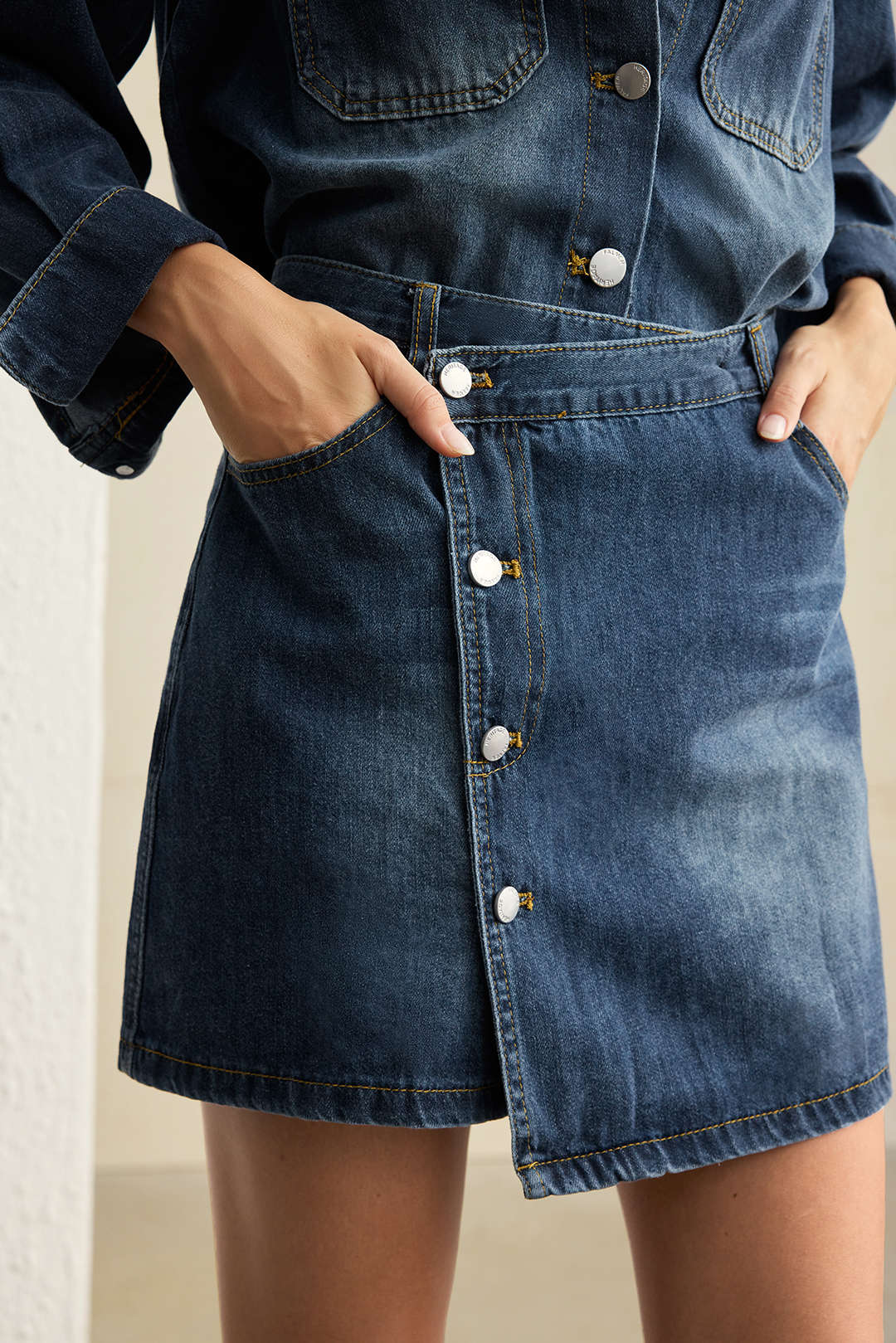 Denim-Knopf-Langarm-Top und High-Waist-Minirock-Set