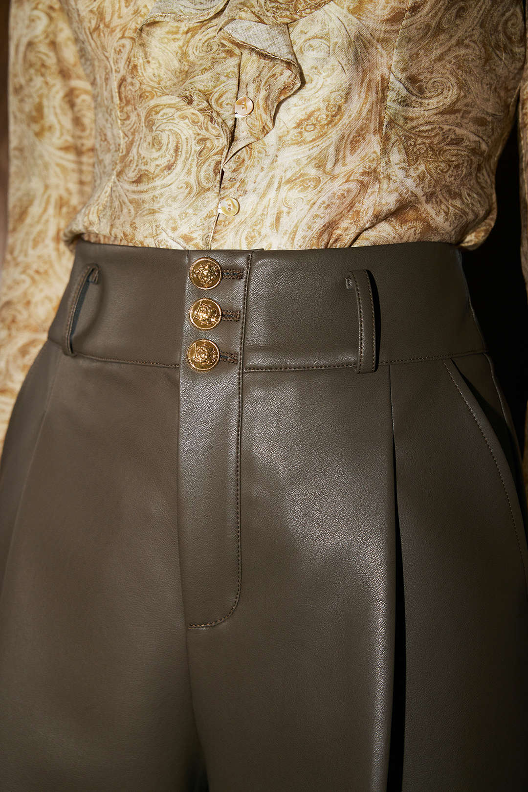 Hose aus Kunstleder mit Metallic-Knöpfen und geradem Bein
