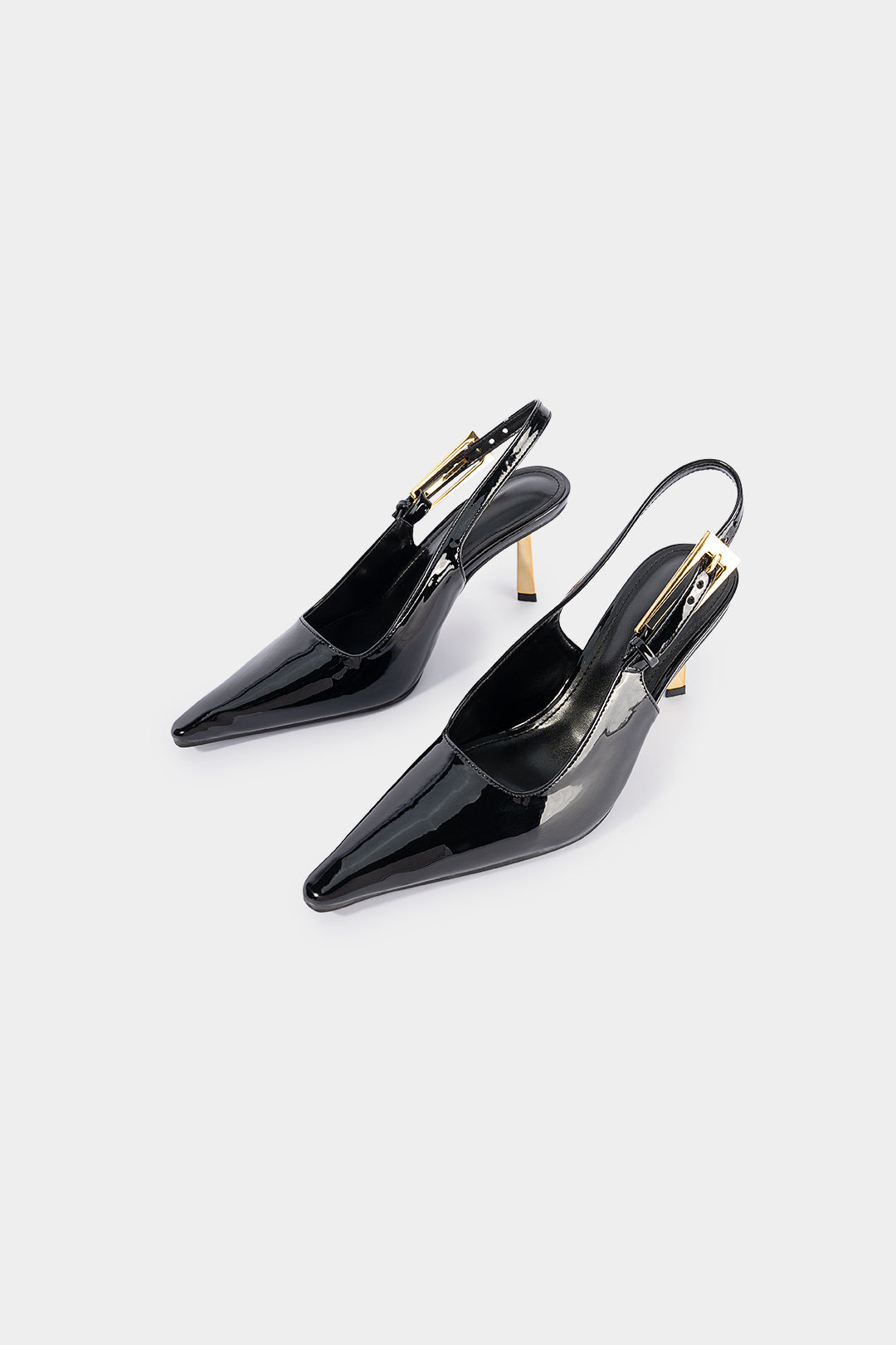 Chaussures à talons pointus en cuir verni avec boucle métallique décorative