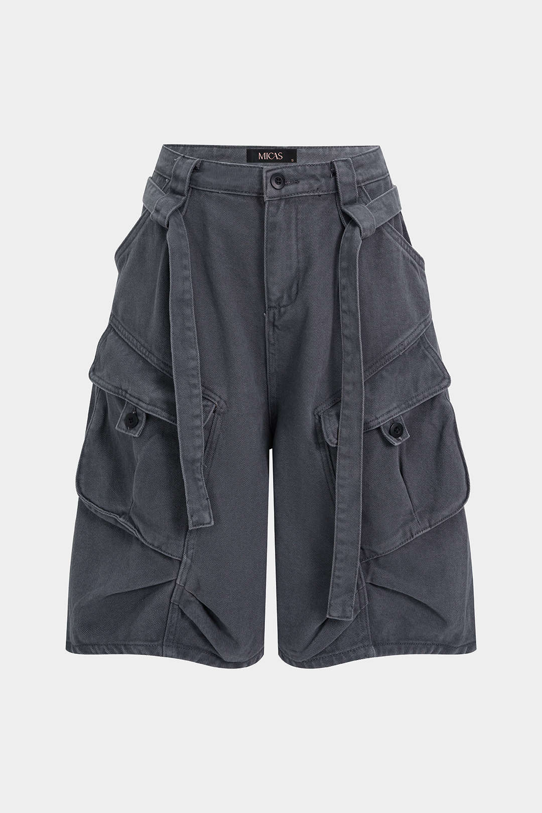 Jeans-Shorts mit Gürtel und Taschen