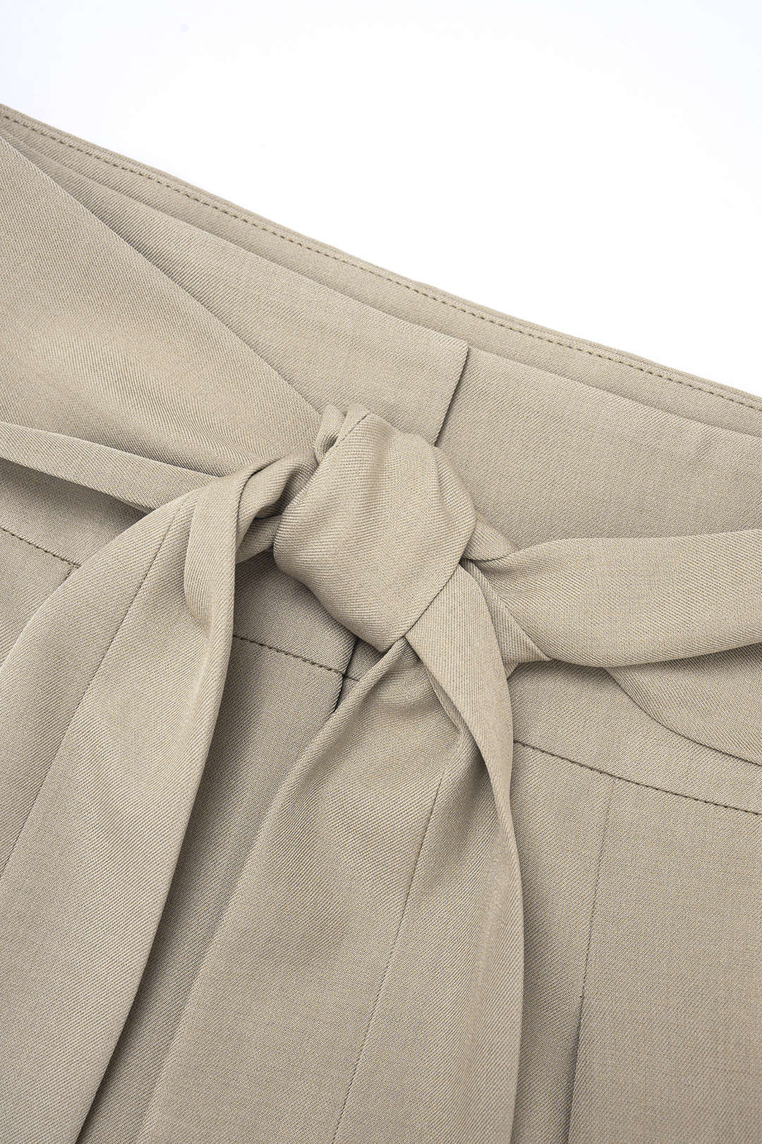 Unifarbene Hose mit Knoten