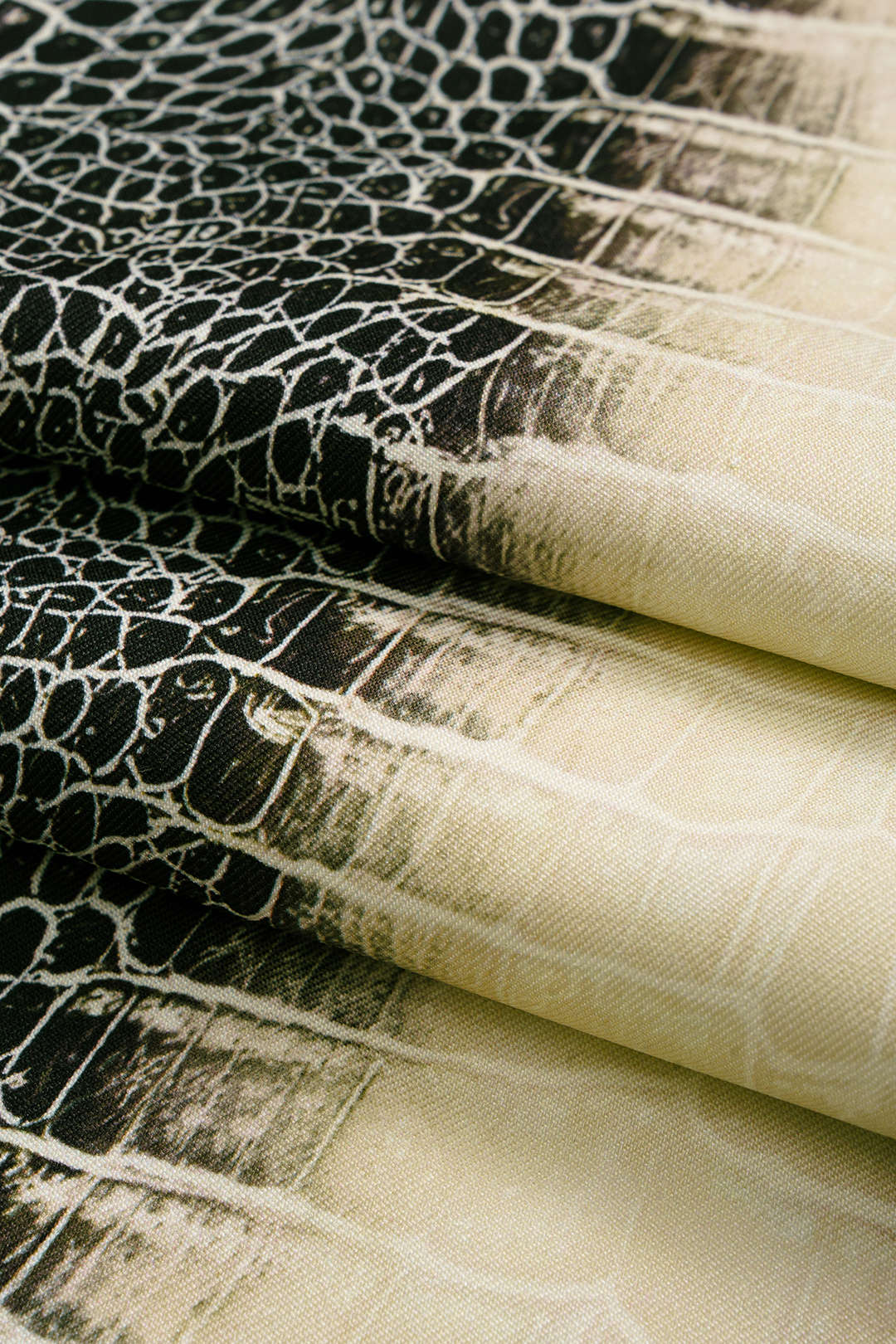 Shorts mit geradem Bein und Schlangenlederprint