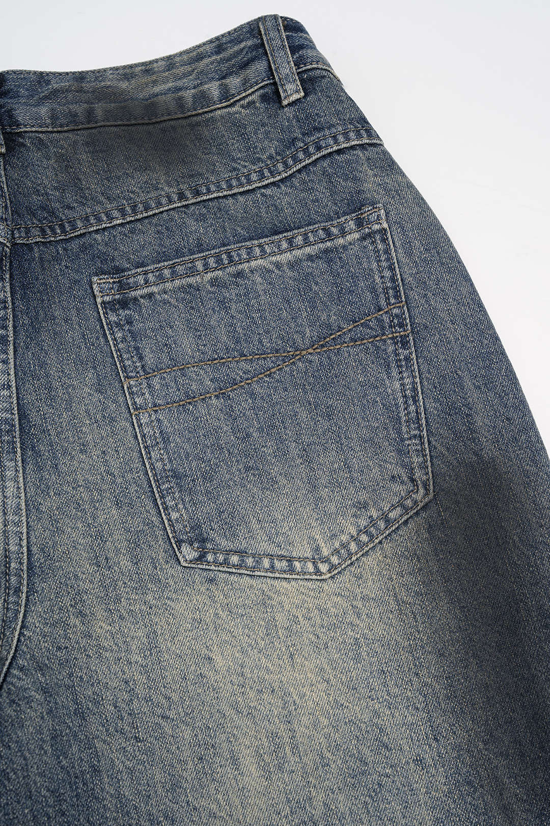 Jeans mit hohem Bund, Metallic-Dekor und Denim-Optik