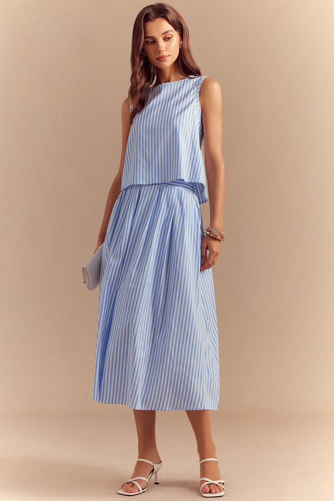 Ensemble top sans manches boutonnée à rayures et jupe à poches